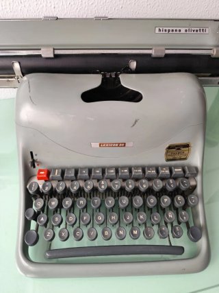 Máquina de escribir antigua Hispano Olivetti