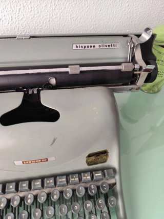 Máquina de escribir antigua Hispano Olivetti