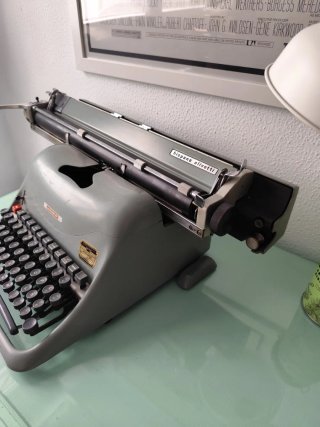 Máquina de escribir antigua Hispano Olivetti