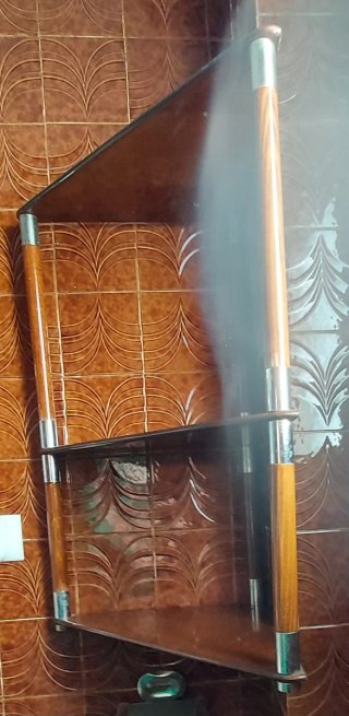 Estante de esquina de madera y cristal