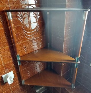 Estante de esquina de madera y cristal