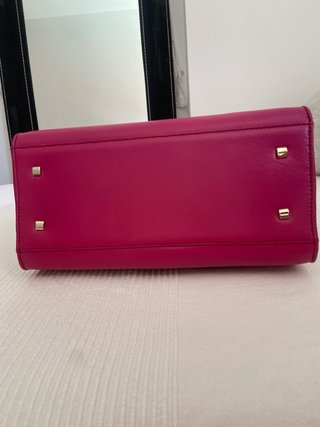 Bolso de piel rosa y dorado
