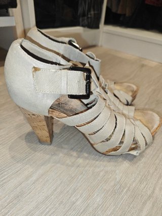 Sandalias Beige Tacón Cuña