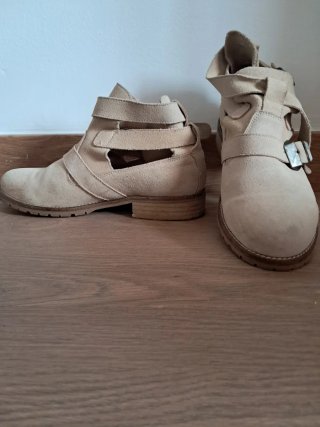 Botines #Stradivarius Beige con Hebillas