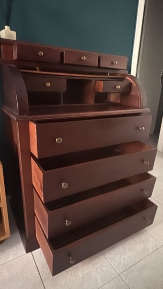 Escritorio de madera con cajones y persiana