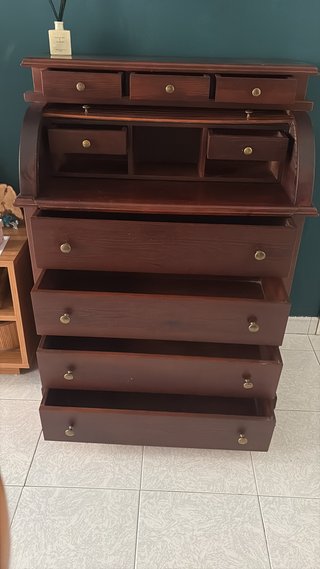 Escritorio de madera con cajones y persiana
