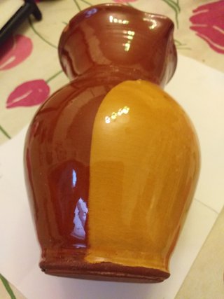 Jarra de cerámica esmaltada marrón y amarilla