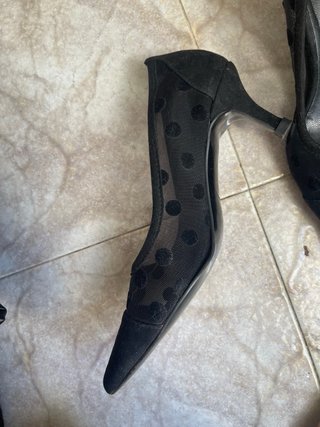 Tacones negros de malla con lunares