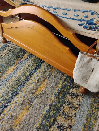 Cabecero de madera y mochila
