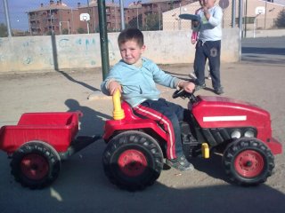 Tractor de pedales rojo para niños