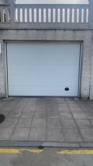 Portón de garaje blanco