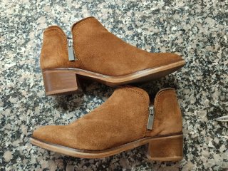 Botines de ante marrones en color Camel.