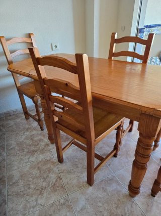 Mesa extensible de madera pino y 4 sillas. Rústico