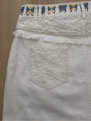 Falda Desigual blanca con detalles bordados