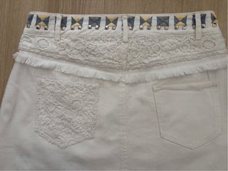 Falda Desigual blanca con detalles bordados