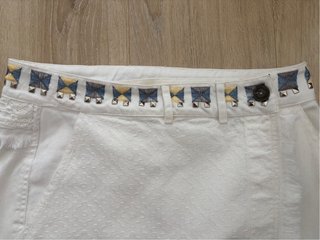 Falda Desigual blanca con detalles bordados