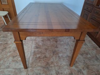 Mesa de comedor de madera