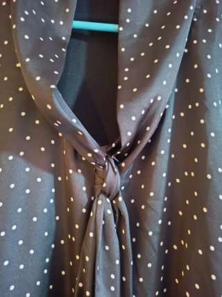 Blusa Cortefiel lunares blancos talla XL.
