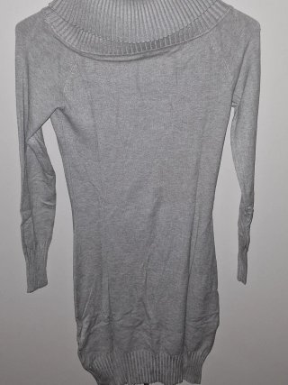 Vestito grigio con collo alto e strass