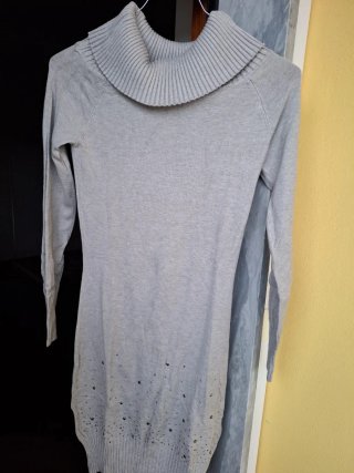 Vestito grigio con collo alto e strass