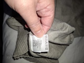 Vestito grigio con collo alto e strass