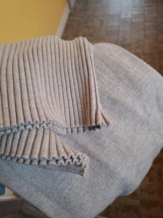 Vestito grigio con collo alto e strass