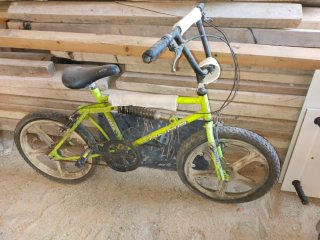 Bicicleta BMX con amortiguador central