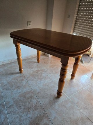 Mesa extensible de madera de pino. Mueble rústico