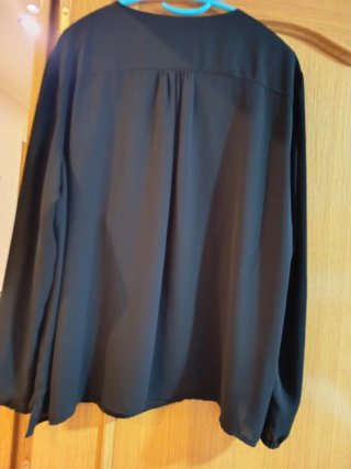 Blusa Violeta by Mango negra con detalles blancos