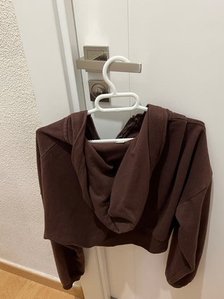 Chaqueta marrón corta con cremallera