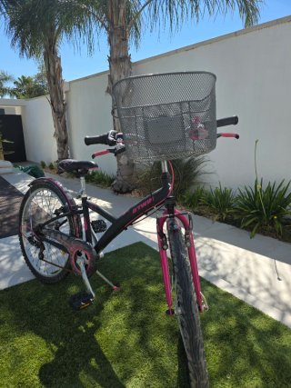 Bicicleta infantil 24 semi nueva, de 9 a 12 años.