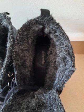 Botines negros con cordones y pelo