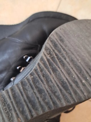 Botines negros con cordones y pelo