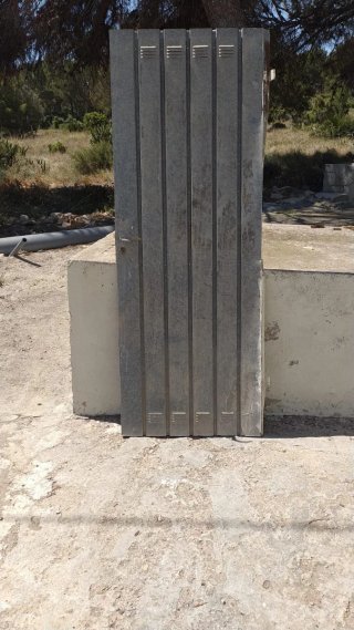 Puerta hierro galvanizado acanalada gris