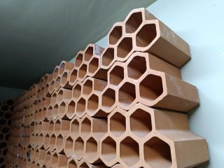 Botellero de terracota hexagonal