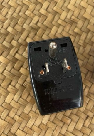 Adaptador de enchufe universal negro