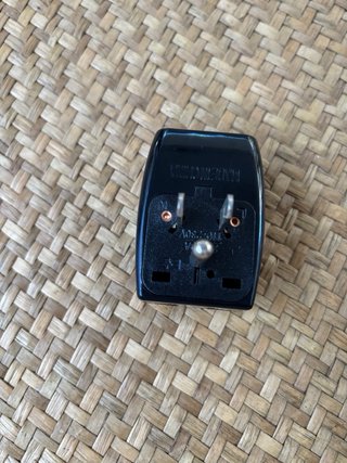 Adaptador de enchufe universal negro