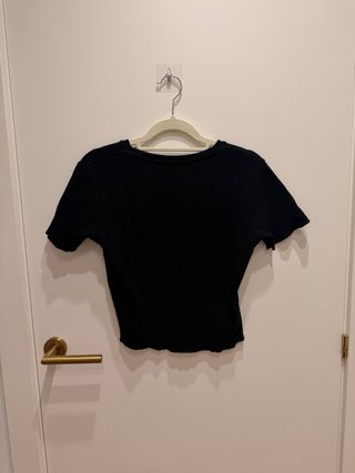 Camiseta negra fruncida