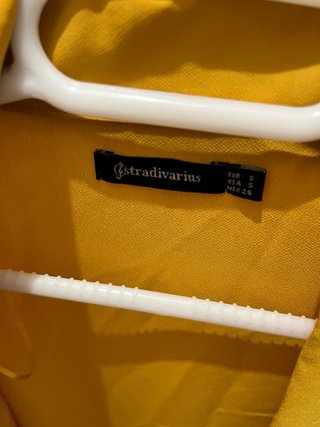 Chaqueta Stradivarius amarilla tipo americana