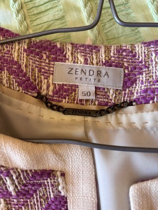 Conjunto traje morado y beige