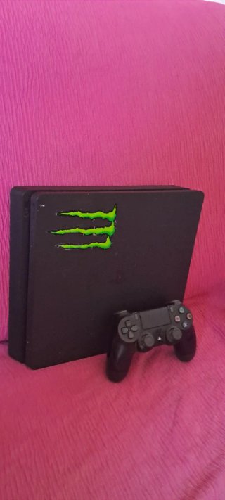PS4 Slim Negra 1 mando y gta 5