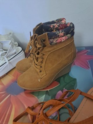 Lote 5 pares: Botas, Zapatillas, Sandalias