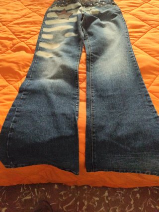 Pantalón vaquero acampanado con estrella