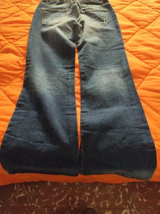 Pantalón vaquero acampanado con estrella