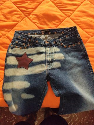 Pantalón vaquero acampanado con estrella