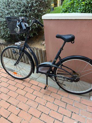 Bicicletas urbanas Btwin negra con cesta