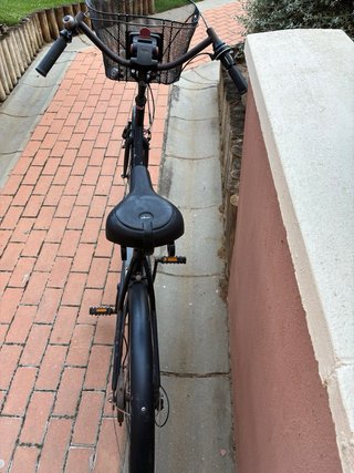 Bicicletas urbanas Btwin negra con cesta