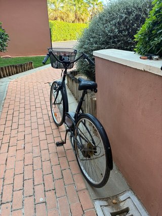 Bicicletas urbanas Btwin negra con cesta