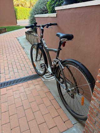 Bicicletas urbanas Btwin negra con cesta
