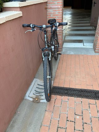 Bicicletas urbanas Btwin negra con cesta